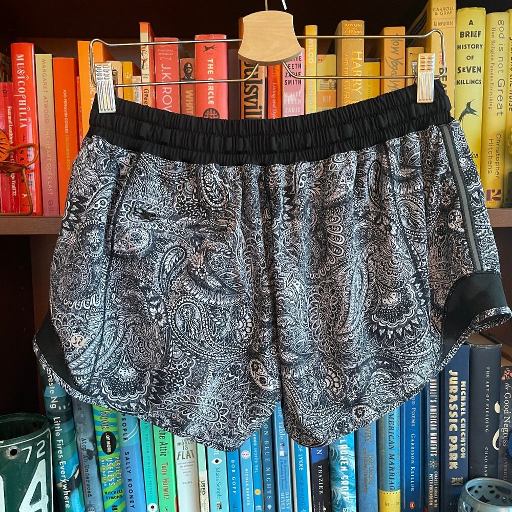 lululemon hotty hot short antique paisley/black